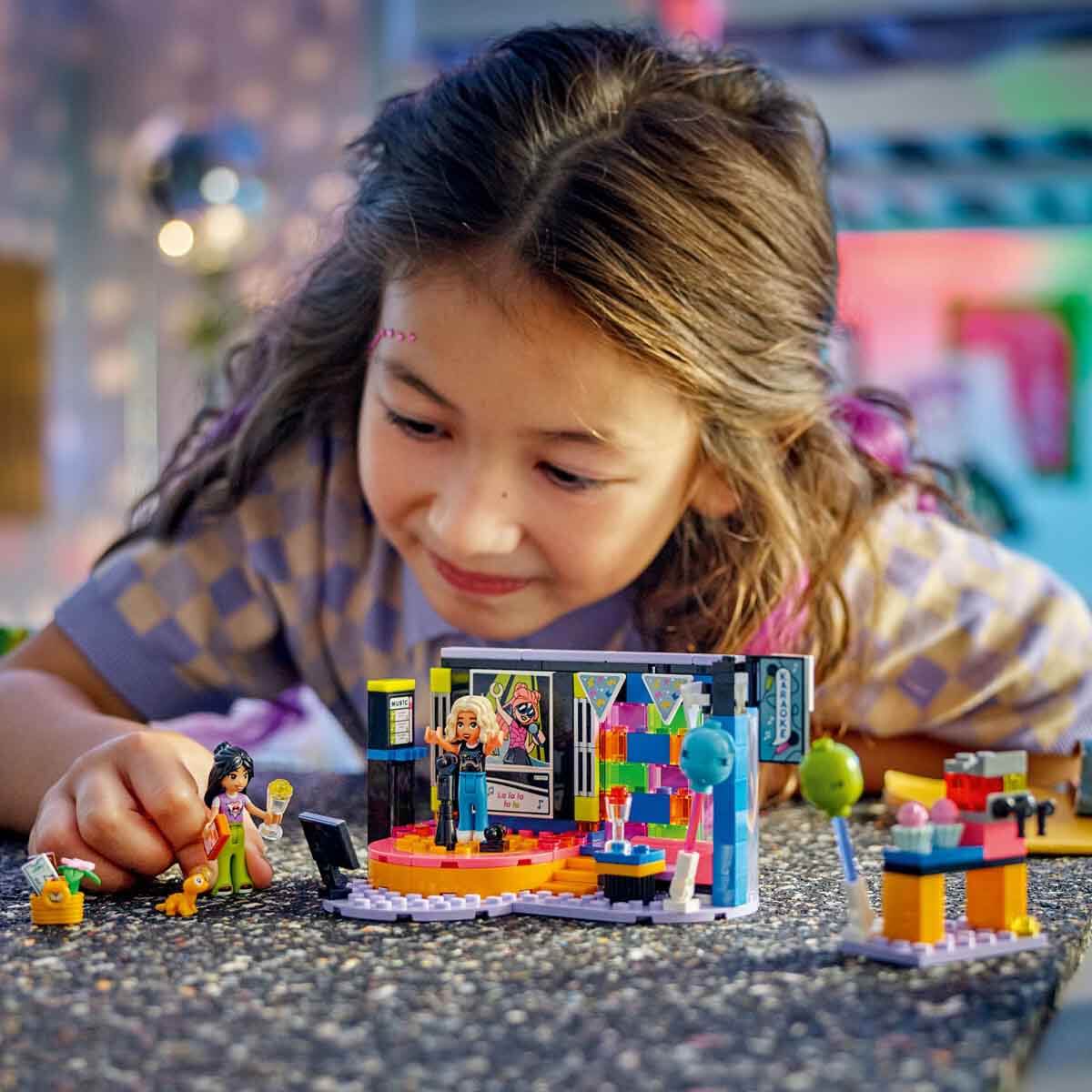 LEGO® Friends Karaoke Müzik Partisi 42610 - 6 Yaş ve Üzeri Çocuklar için Sahne İçeren Yaratıcı Oyuncak Yapım Seti (196 Parça)